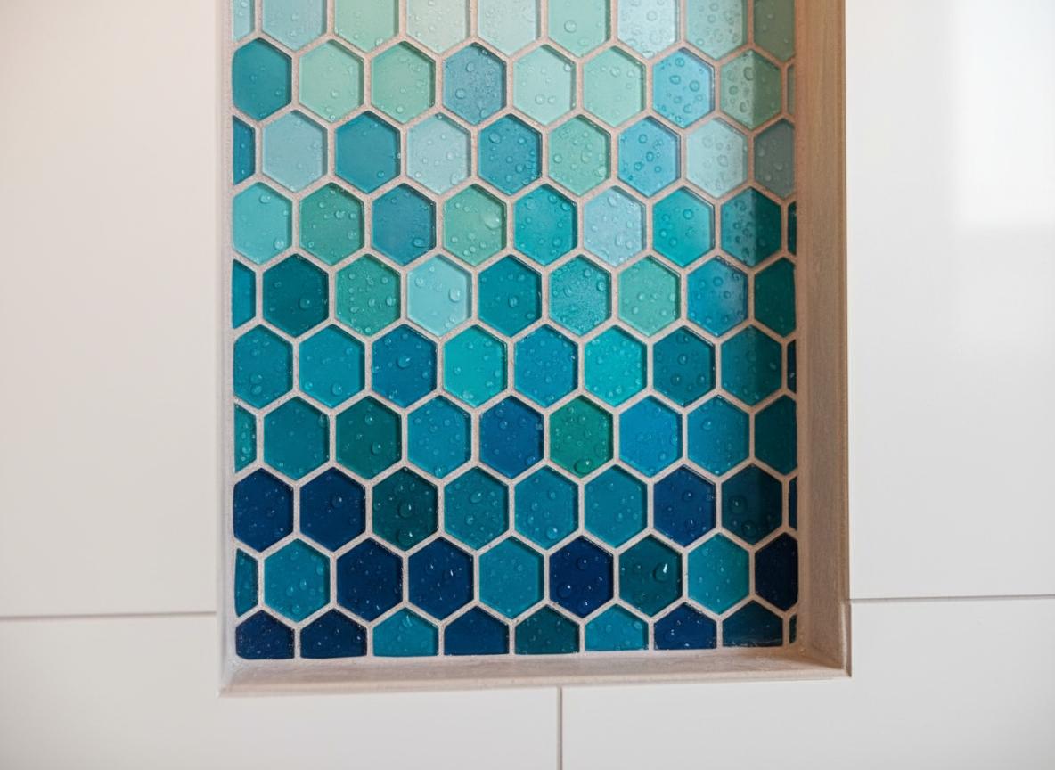 Detailverliebte Mosaikgestaltung in einer Duschnische